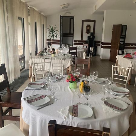 No Comment Rustic Hotel Curtea De Arges Bagian luar foto