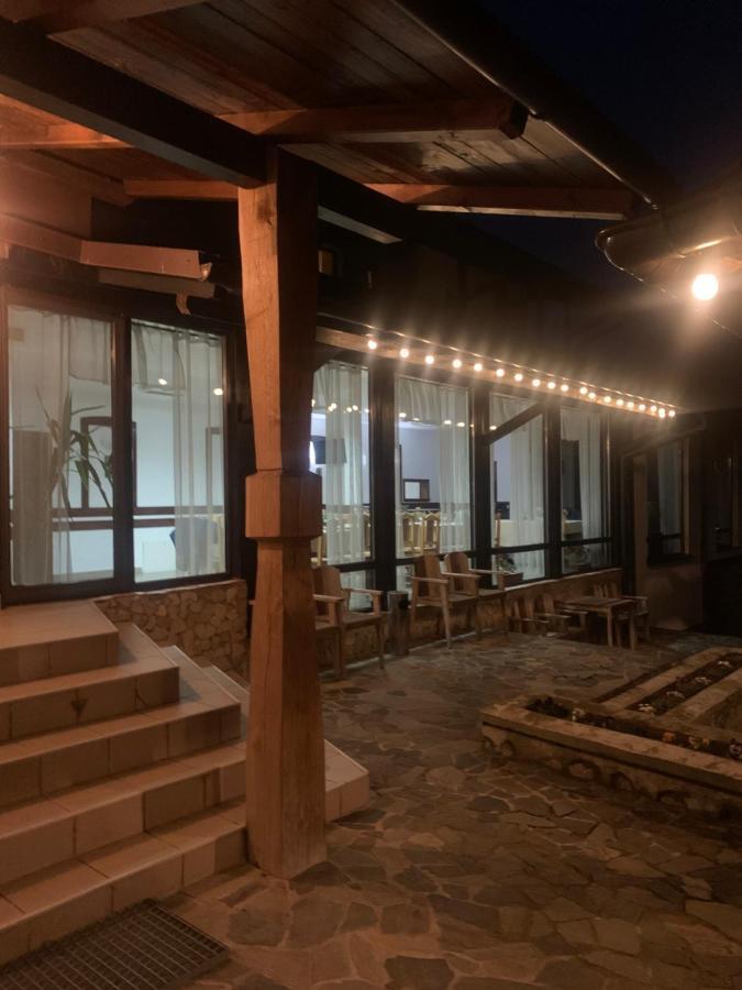 No Comment Rustic Hotel Curtea De Arges Bagian luar foto