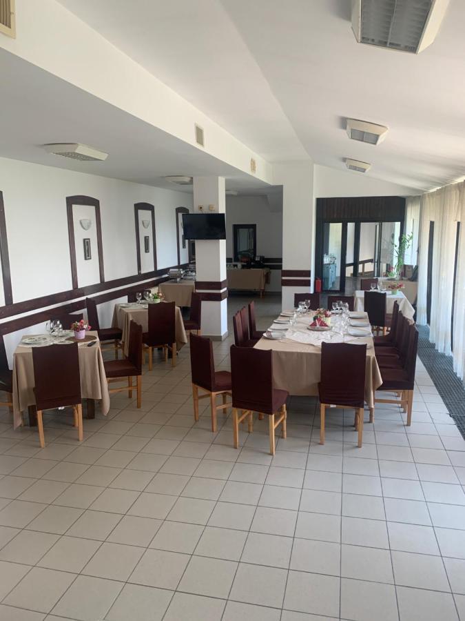 No Comment Rustic Hotel Curtea De Arges Bagian luar foto