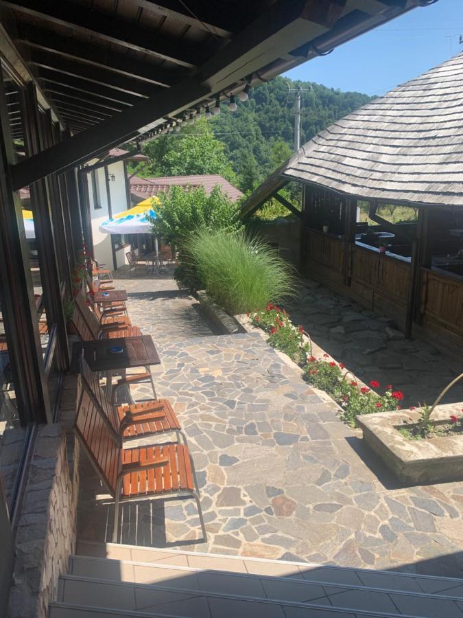 No Comment Rustic Hotel Curtea De Arges Bagian luar foto