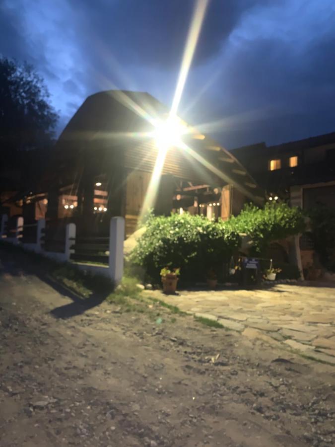 No Comment Rustic Hotel Curtea De Arges Bagian luar foto