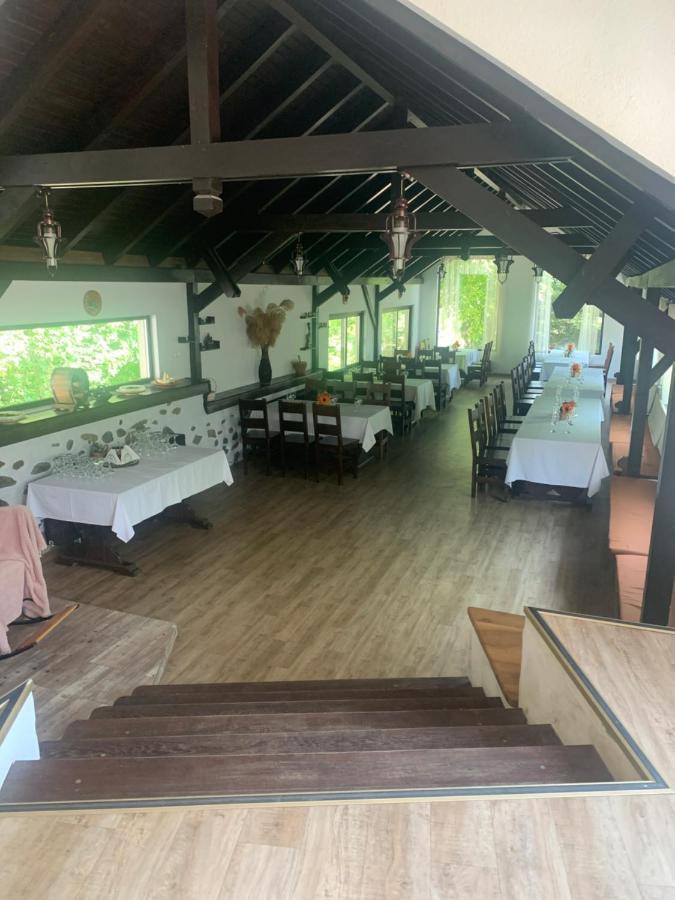 No Comment Rustic Hotel Curtea De Arges Bagian luar foto