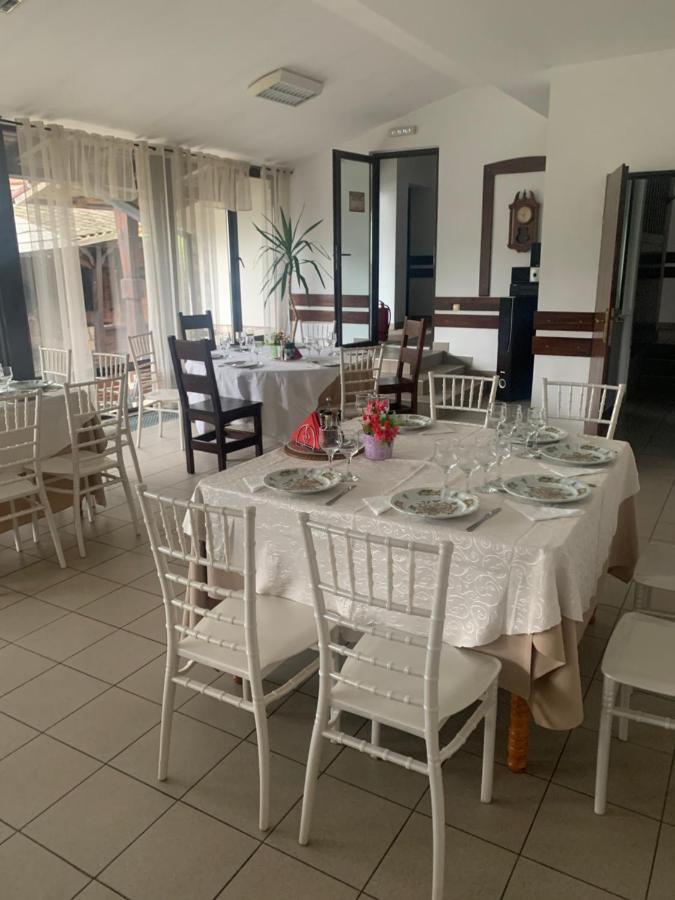 No Comment Rustic Hotel Curtea De Arges Bagian luar foto