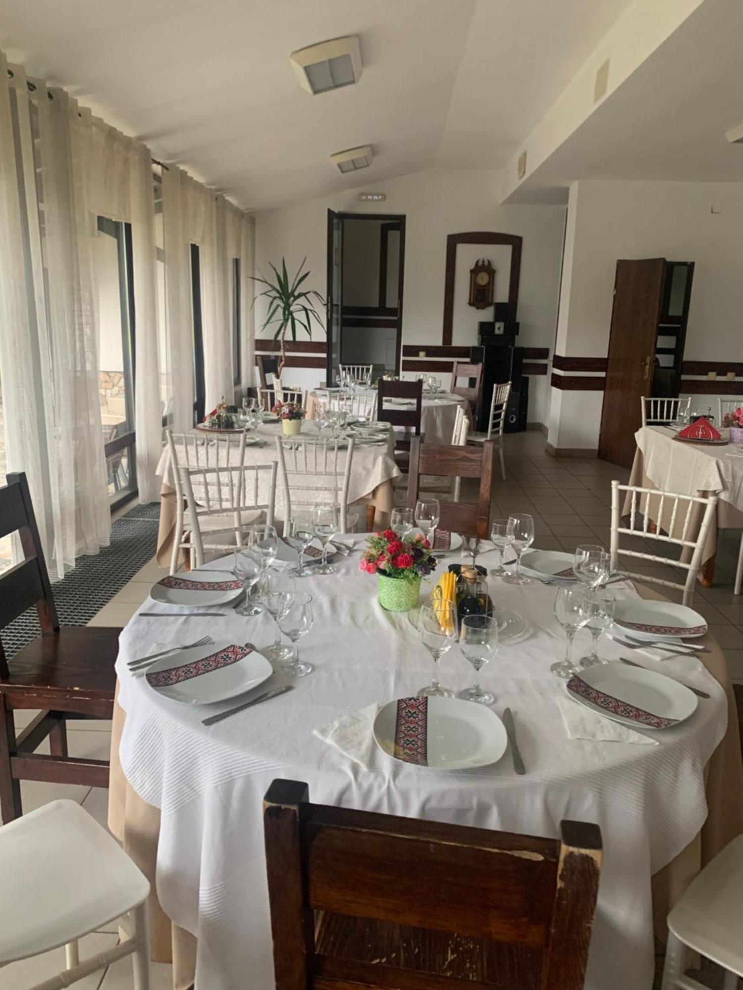 No Comment Rustic Hotel Curtea De Arges Bagian luar foto